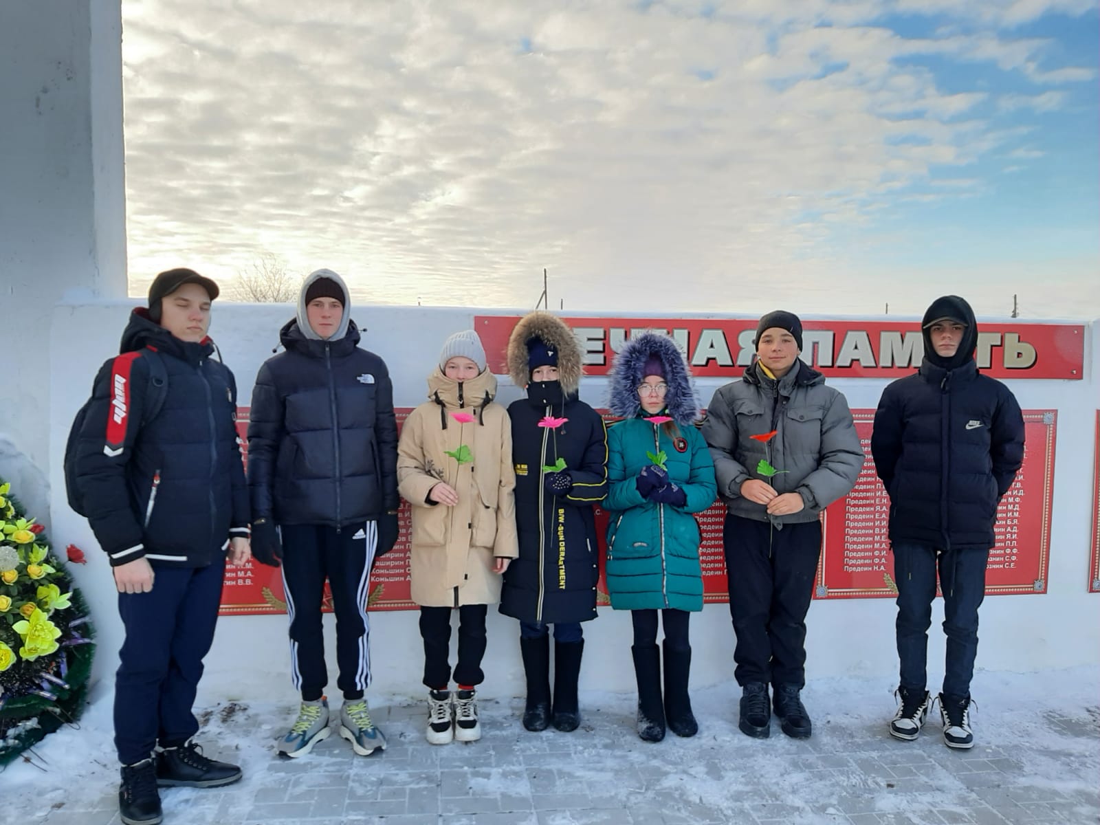 Возложение цветов к обелиску..